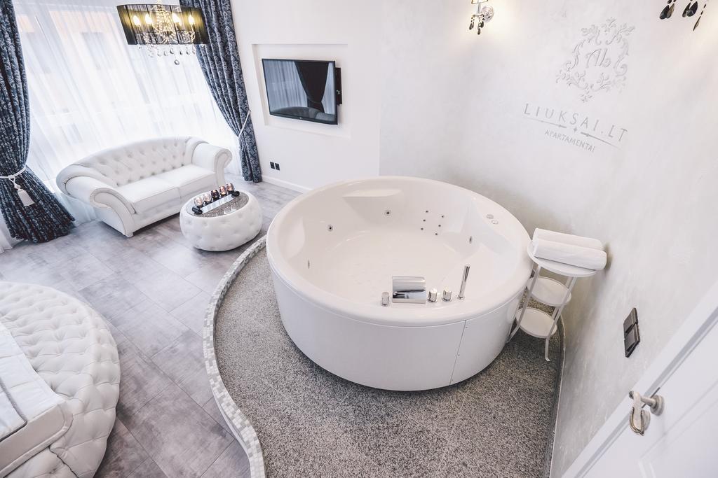 Jacuzzi Romantic Apartment Klaipeda Bagian luar foto